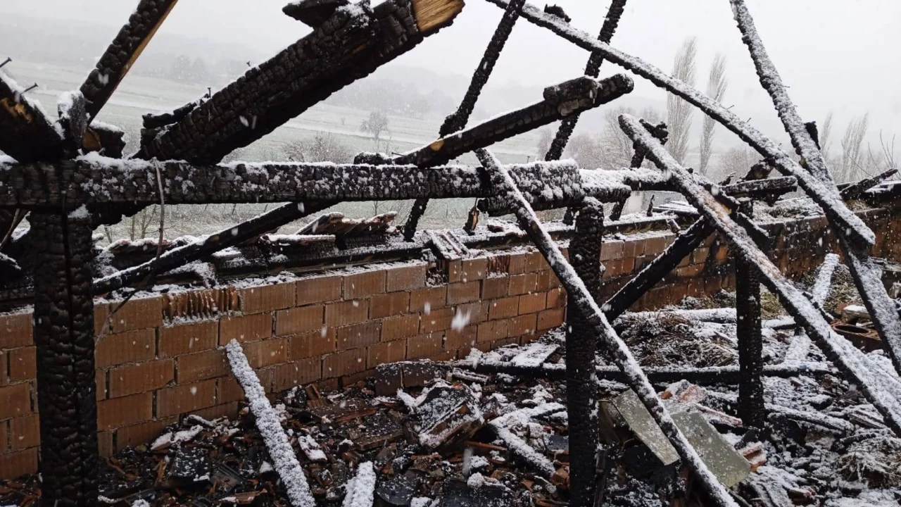 Bursa'da müstakil evde yangın! Kullanılamaz hale geldi...