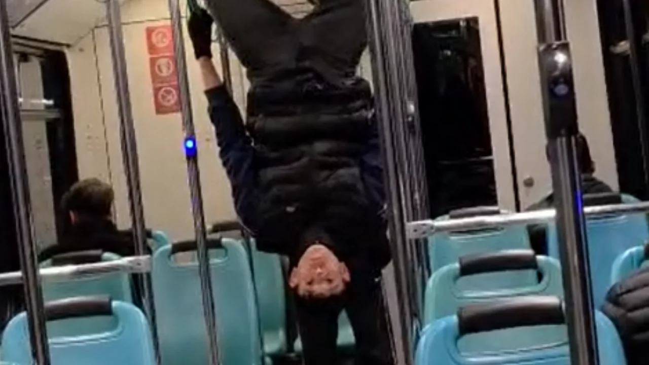 Bursa metrosunda tuhaf görüntüler! Yaptıklarına kimse anlam veremedi