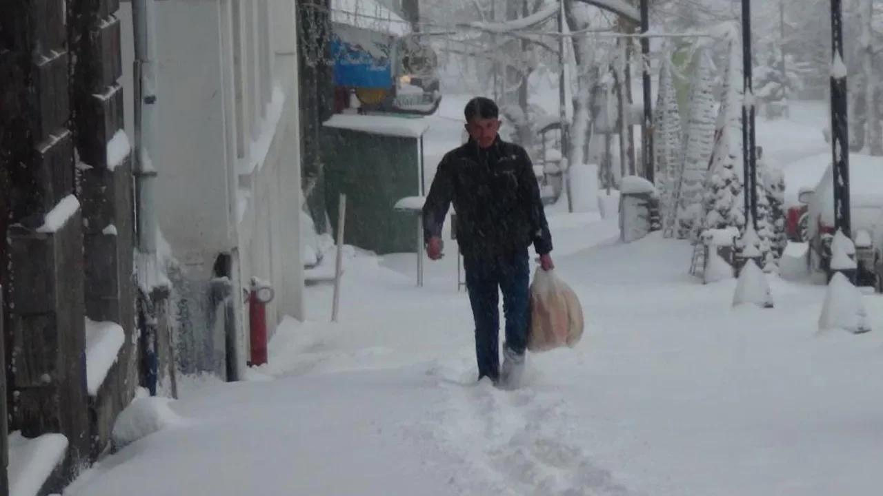 Göz gözü görmüyor! Aralıksız yağdı 40 santim kar var, okullar da tatil 