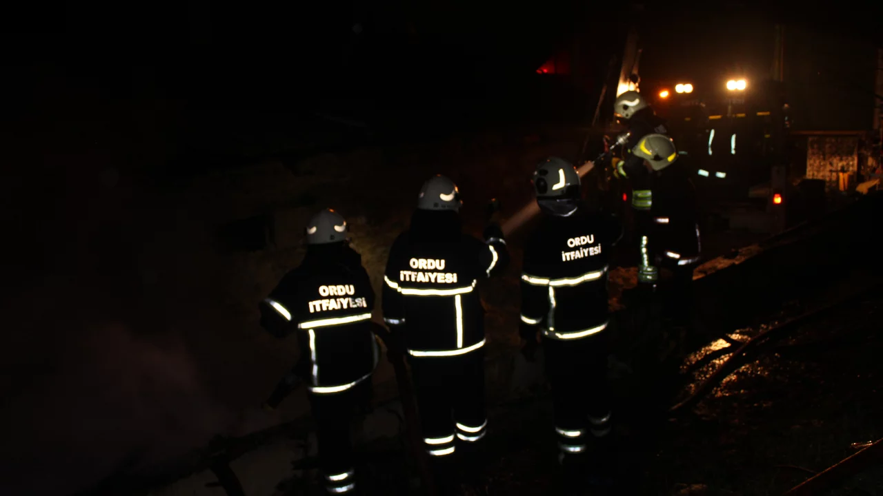 Feci yangın! 27 büyükbaş hayvan telef oldu