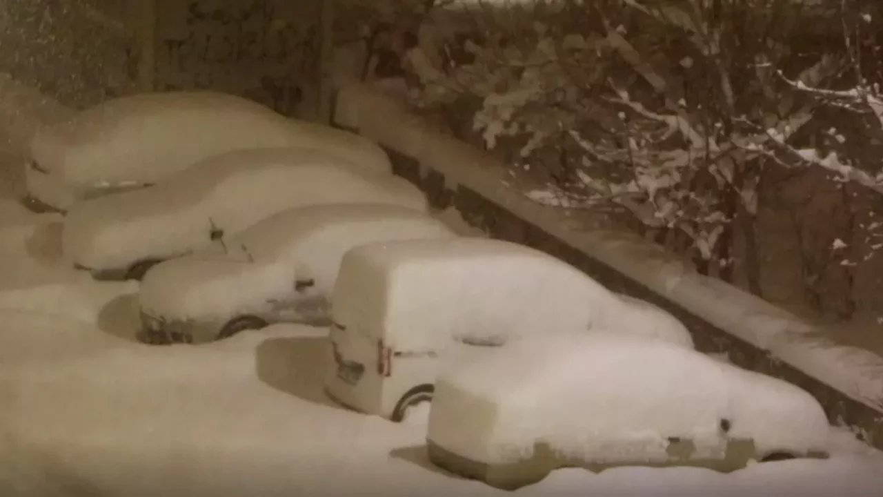 Erzurum'da kar yağışı etkili oldu; araçlar kara gömüldü