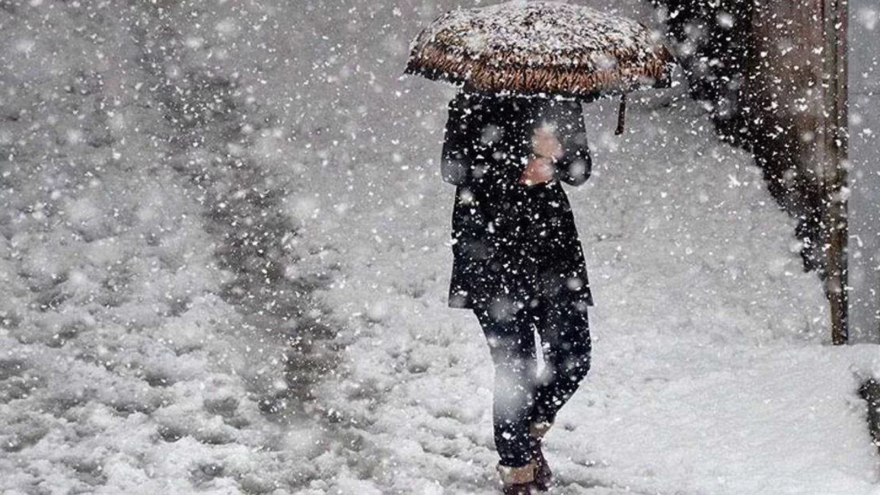 Karadeniz'e kuvvetli kar yağışı geliyor: Fırtına uyarısı yapıldı 