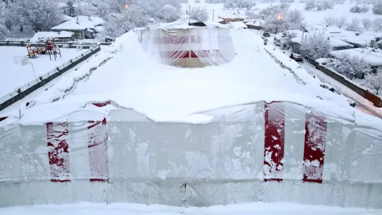 Erzincan'da kardan halı sahanın brandası çöktü