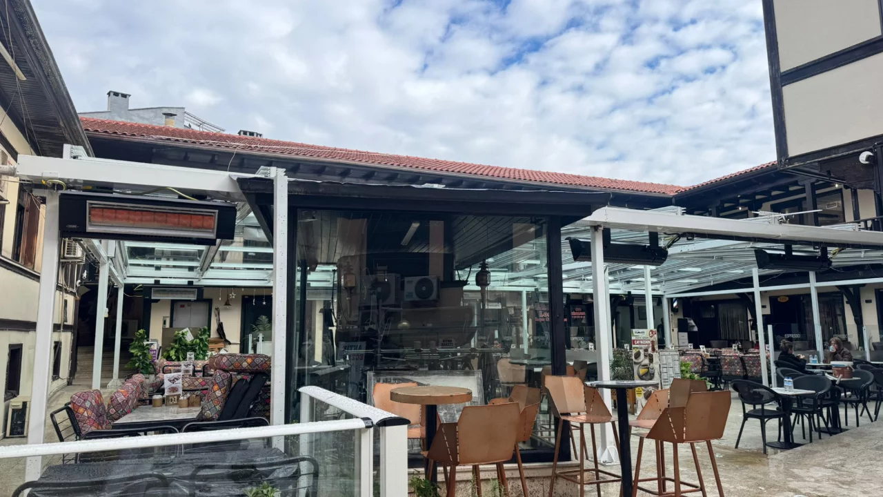 Bursa'da yeni tartışma! Tarihi hanın avlusunda yapılan çalışma şehri ikiye böldü