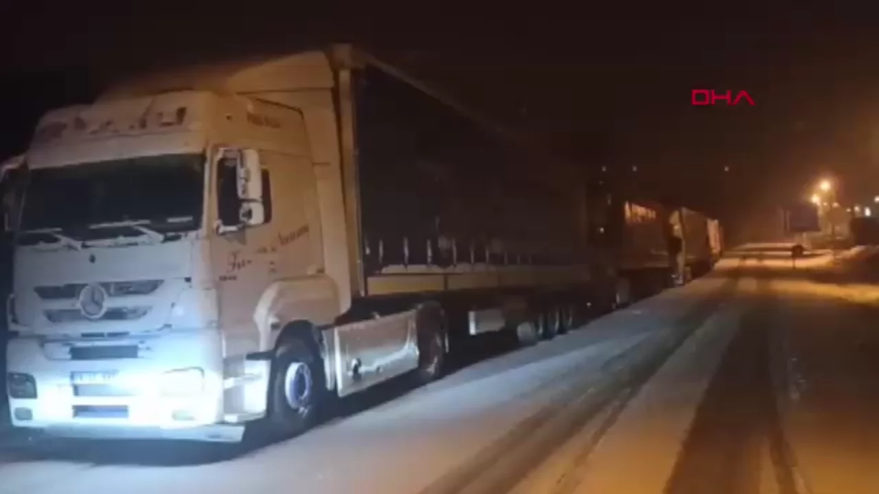 Ilgar Dağı ge&ccedil;idi ulaşıma kapandı, TIR'lar yolda bekliyor