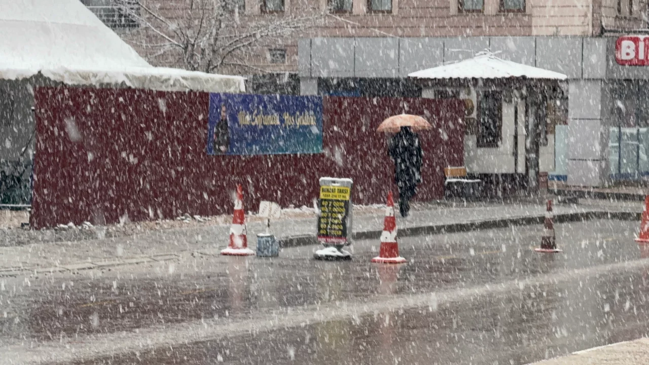 Tokat g&uuml;ne kar yağışıyla uyandı