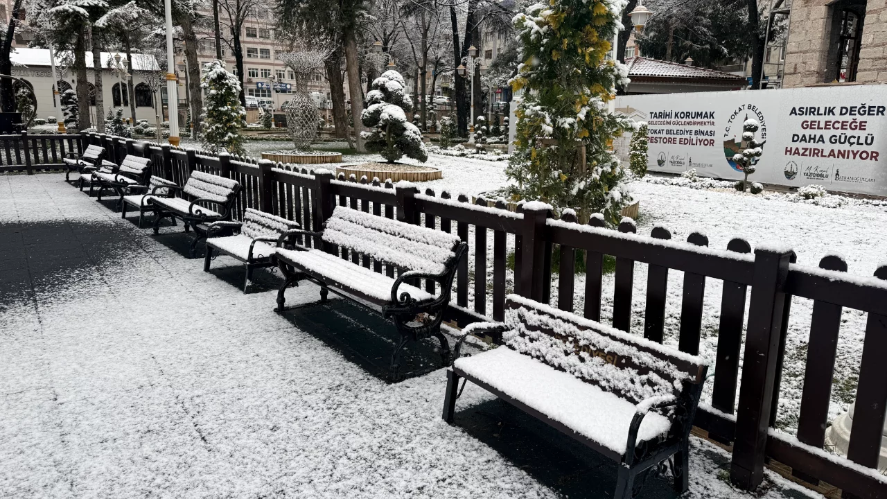 Tokat g&uuml;ne kar yağışıyla uyandı