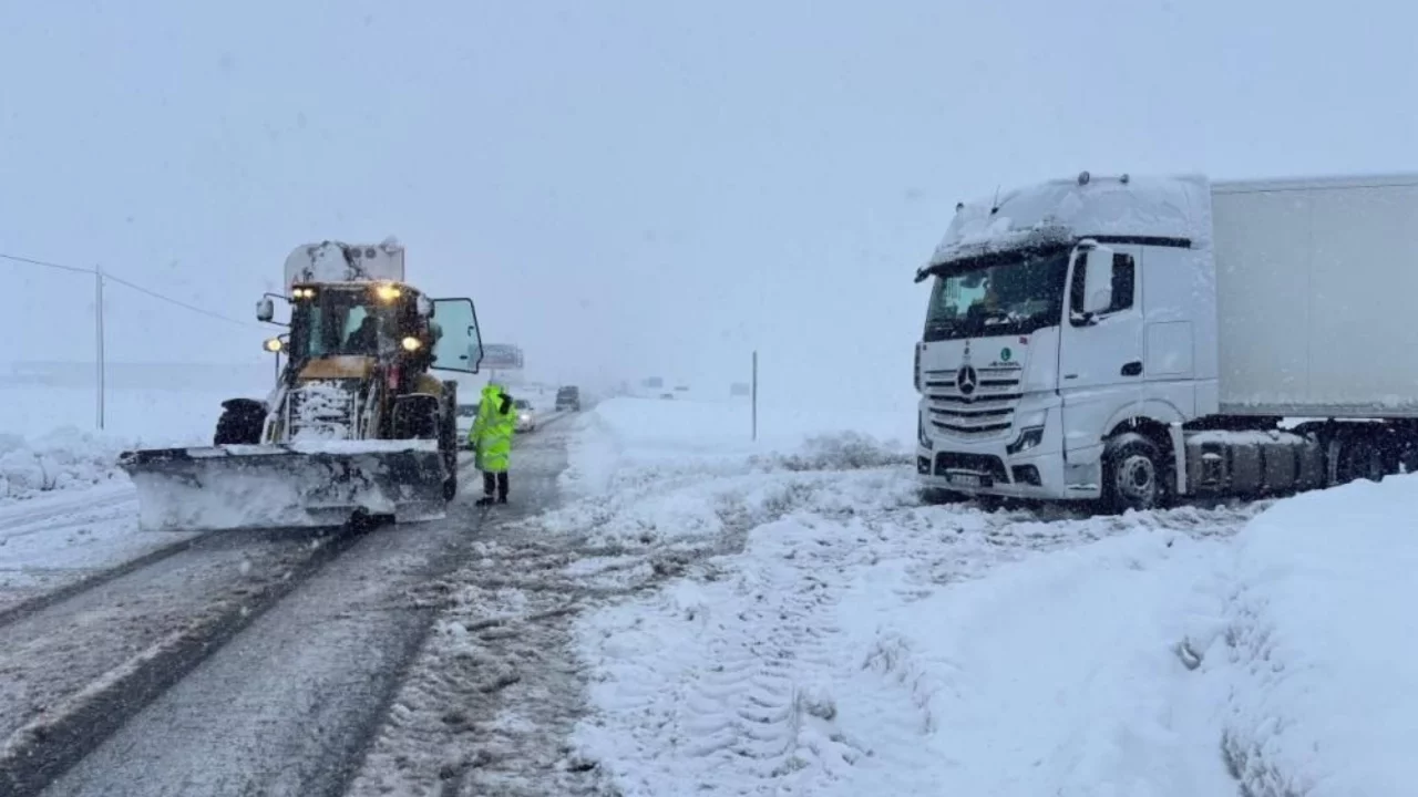 Ulaşıma kar ve tipi engeli; o illerle bağlantı kesildi