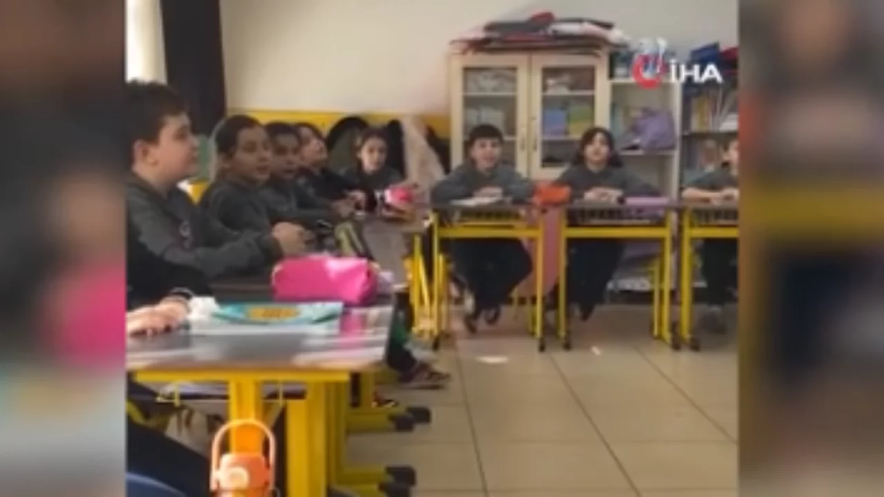 İlkokul öğrencilerinden "Kabe'de hacılar hu der Allah" ilahisi