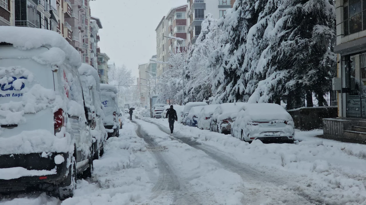 Karın başkenti Bitlis'te kış geri geldi