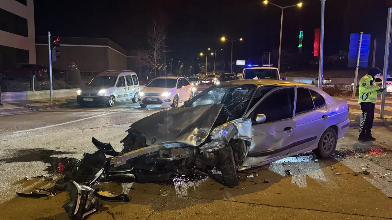 Karaman'da polisten kaçan şahıslar kaza yaptı: 3 kişi yaralandı 