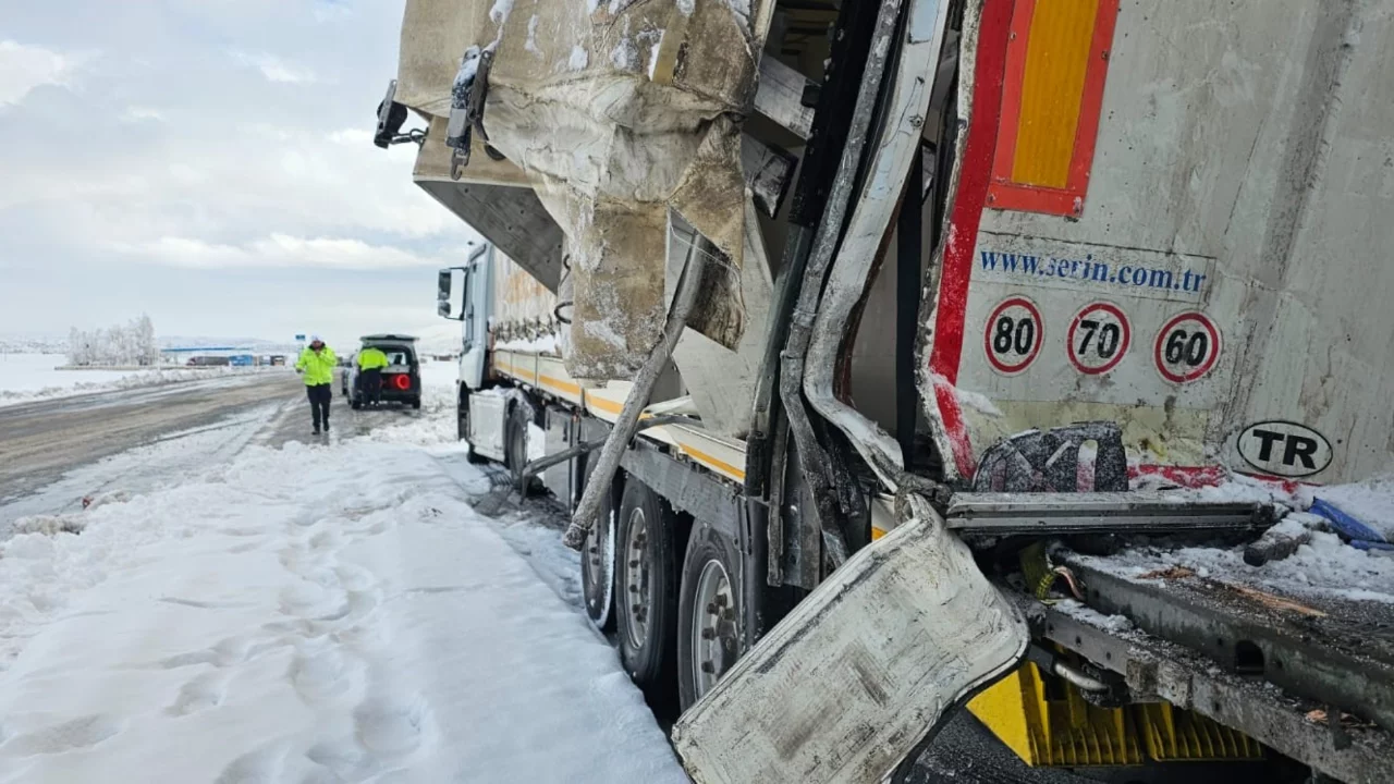 Adilcevaz'da tırlar çarpıştı
