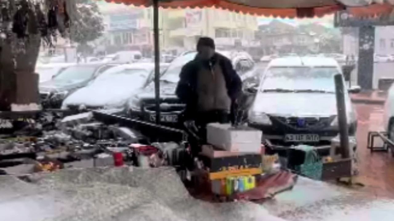 Kurduğu soba ile hem kendisini hem de vatandaşları ısıtıyor