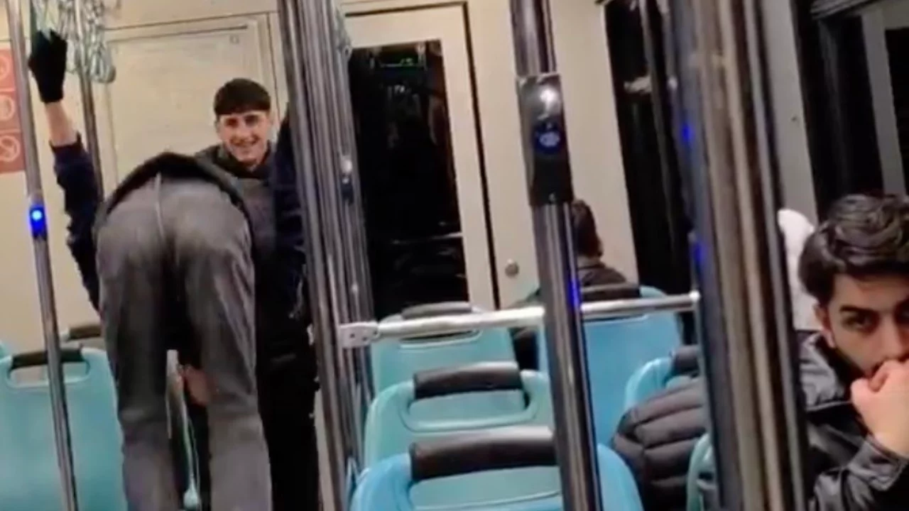 Bursa'da gen&ccedil;lerin metroda tehlikeli oyunu!