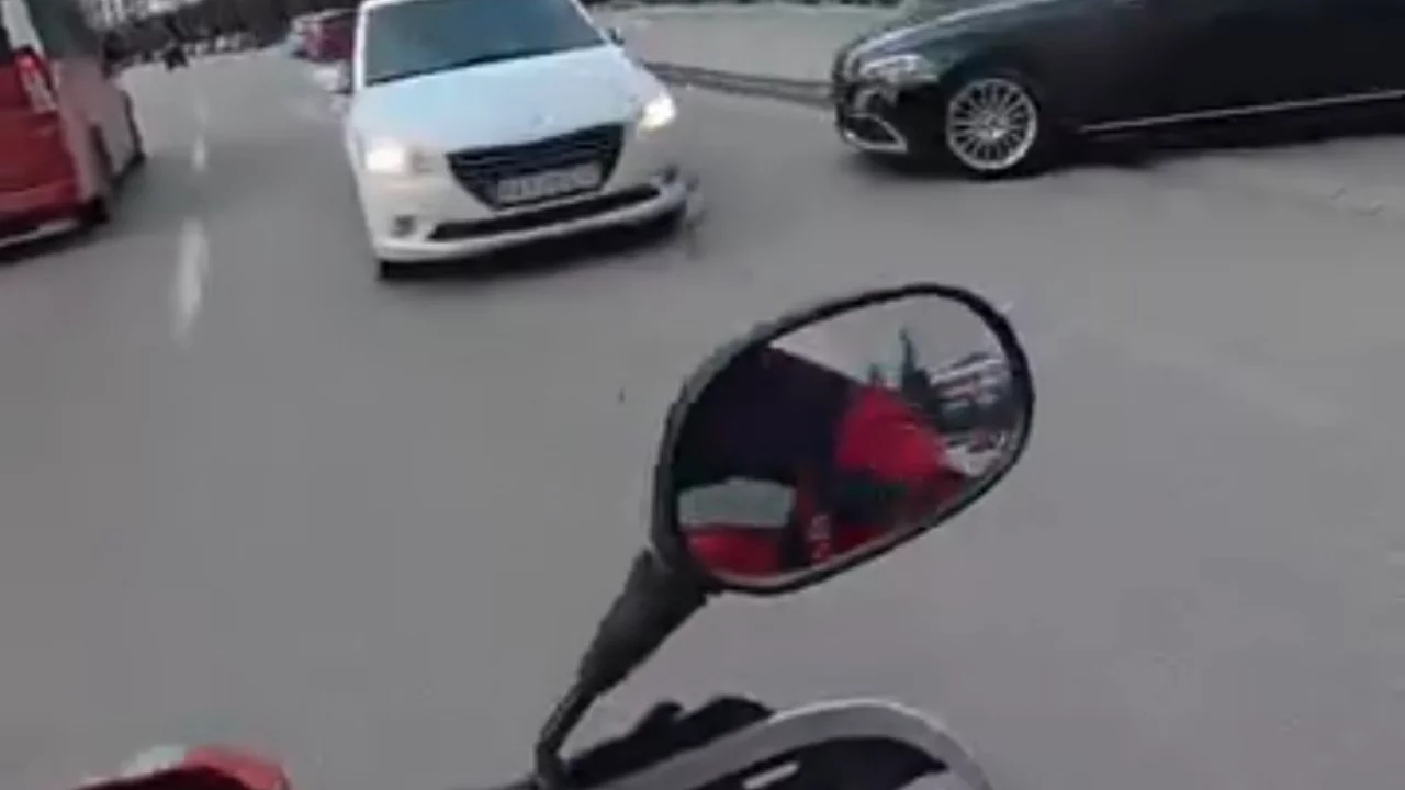 Caddede ters yöne giren otomobil trafiği tehlikeye attı