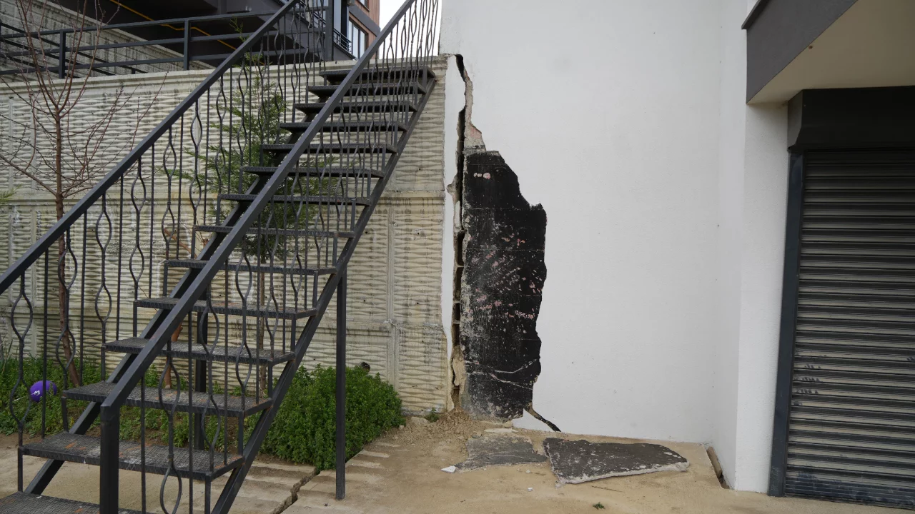 Apartmanlarda derin çatlaklar: Bina sakinleri tedirgin