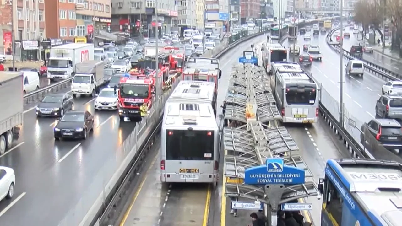 İstanbul'da 2 metrobüs çarpıştı: Yaralılar var 