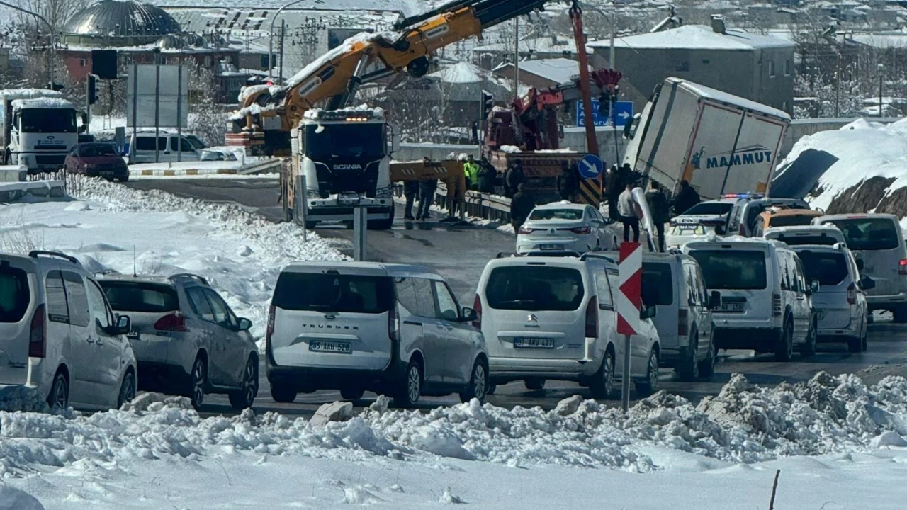 Tuşba'da tır kazasında uzun araç kuyruğu oluştu