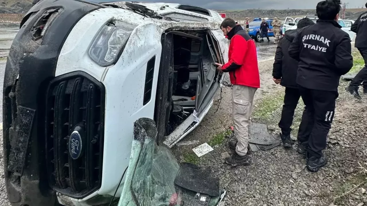 Şırnak'ta işçileri taşıyan minibüs devrildi: 9 yaralı