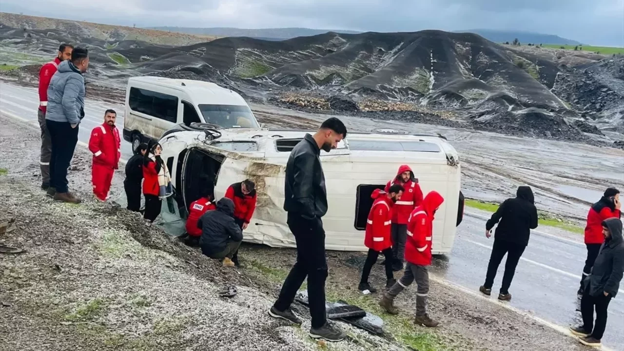 Şırnak'ta devrilen minibüsteki 9 kişi yaralandı
