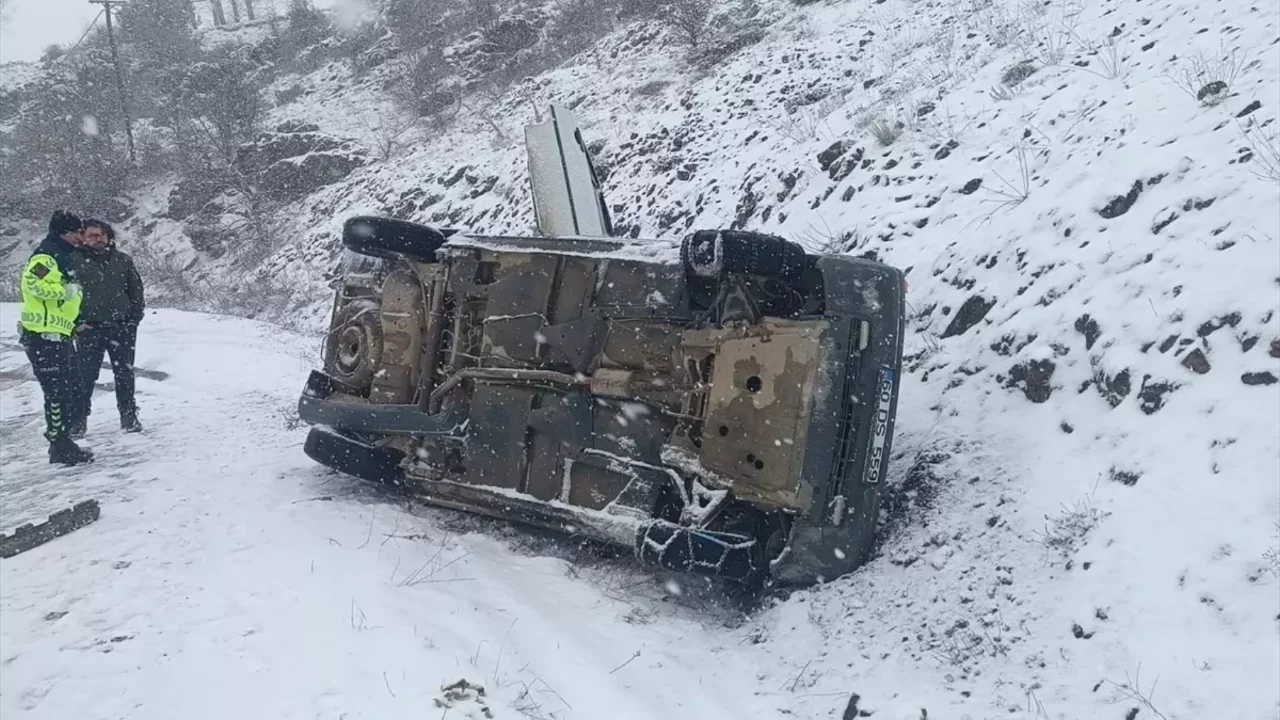 Tokat'ta devrilen otomobildeki 4 kişi yaralandı