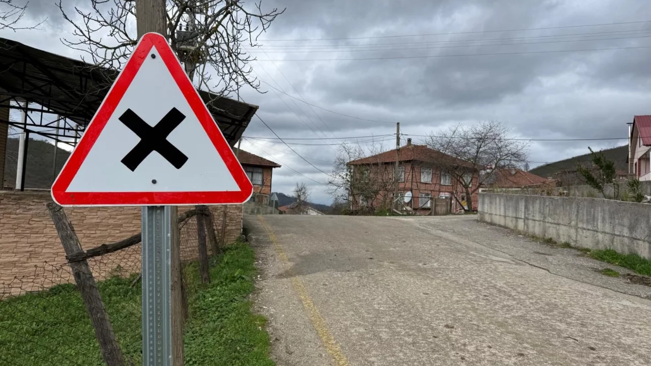 Köy yollarında tabela çalışmaları sürüyor