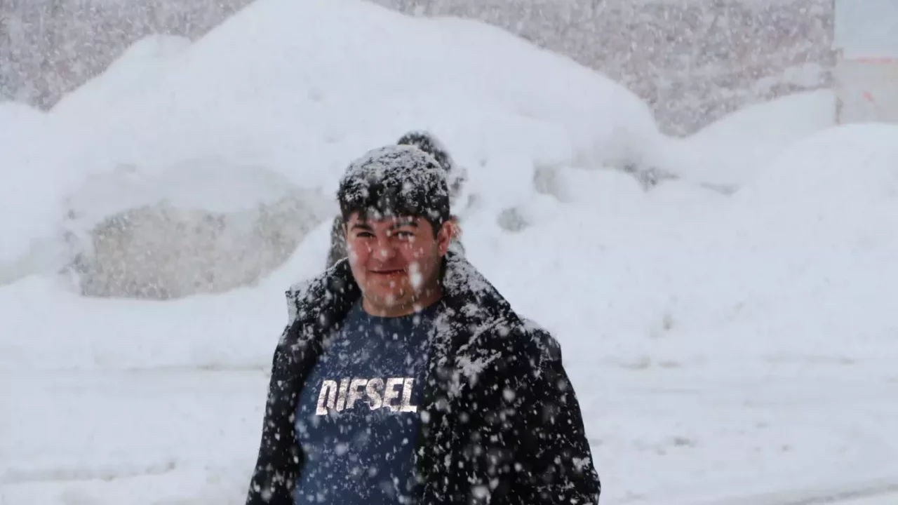 Karlıova'da kar yağışı ve tipi; 35 köy yolu kapandı