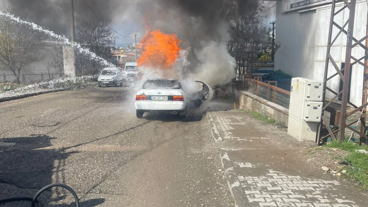 Seyir halindeki otomobil alevlere teslim oldu