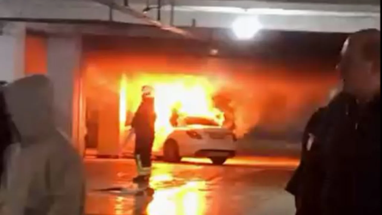 Otomobil otoparkta alev aldı