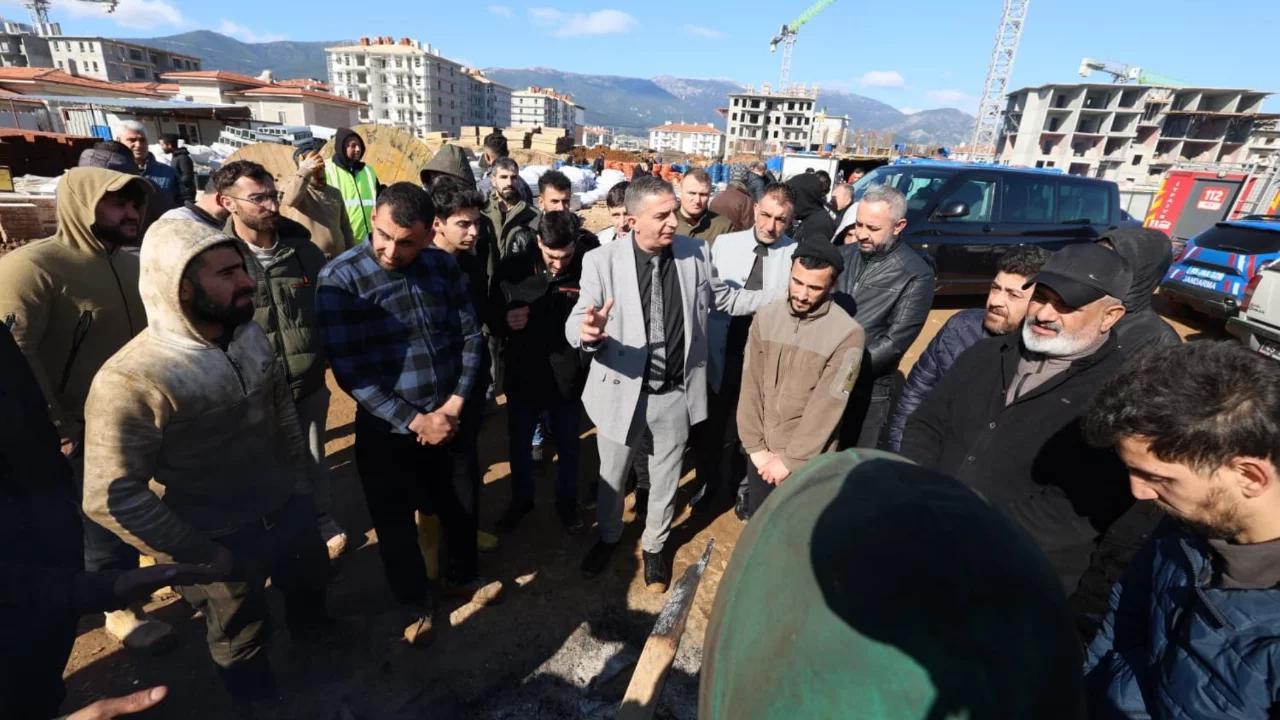 Başkan Şimşek'ten yangın çıkan TOKİ şantiyesinde inceleme