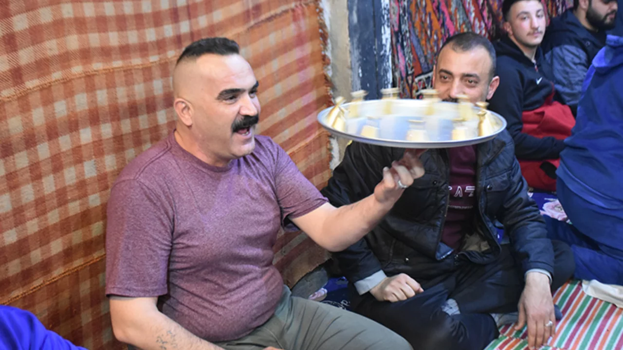 Kerkük'te ramazan gecelerinin geleneksel eğlencesi "sini zarf" oyunu sürdürülüyor