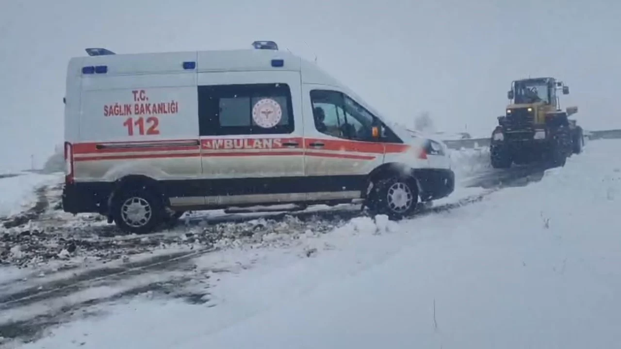 Ambulanslara kar geçit vermedi