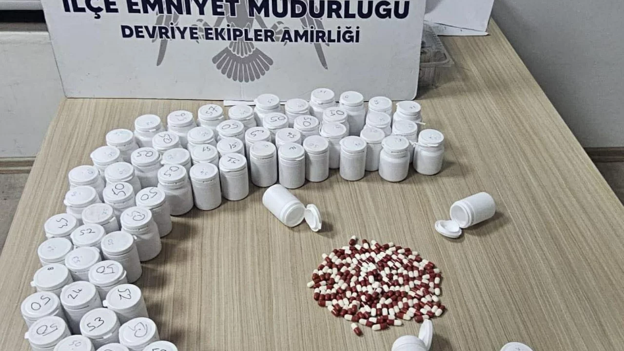 Ş&uuml;phe &uuml;zerine durduruldu: Torbasından 5 bin 138 uyuşturucu hap &ccedil;ıktı