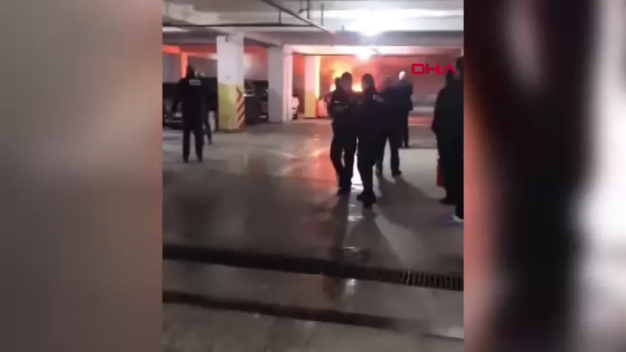 Otomobil otoparkta alev aldı