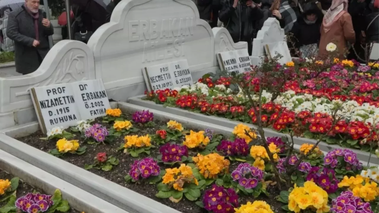 Necmettin Erbakan vefatının 15'inci yılında kabri başında anıldı