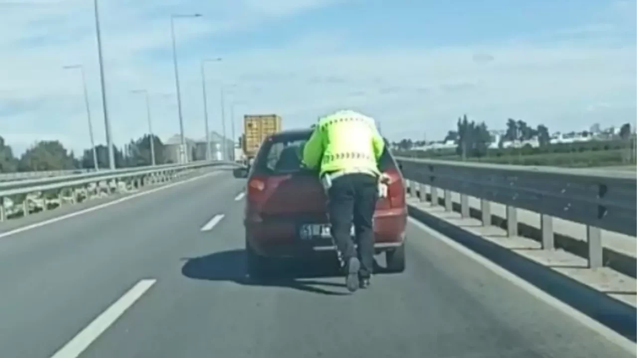 Trafik polisi arızalan otomobili iterek güvenli alana ulaştırdı