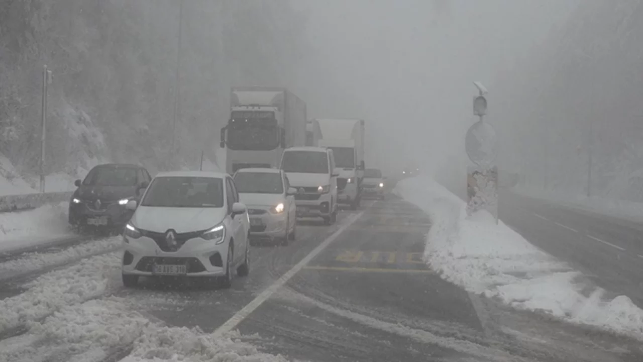 Lapa lapa kar İstanbulluların uğrak yerinde yolları kapadı 