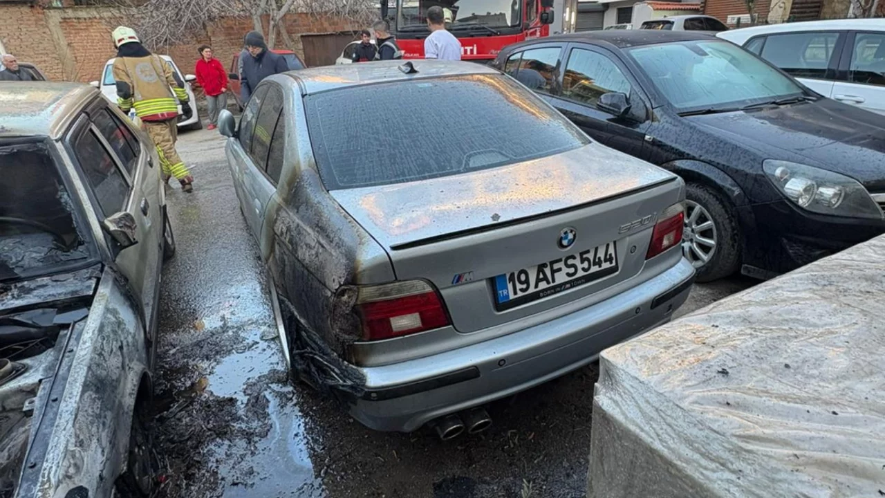 Park halindeki 2 otomobil yandı