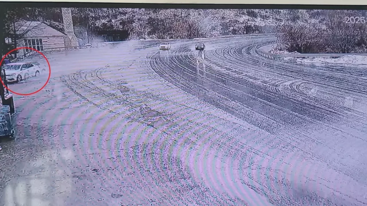 Otomobil kontrolden çıkıp lokantaya girdi