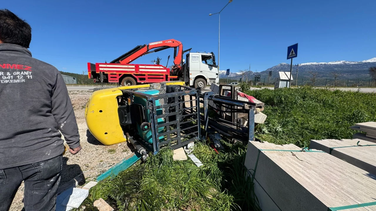 Forklift devrildi 1 kişi yaralandı
