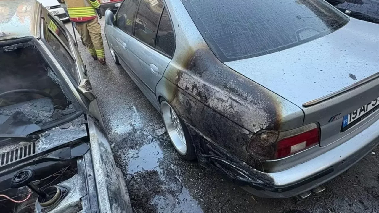 Salihli'de park halindeki 2 otomobildeki yangın söndürüldü