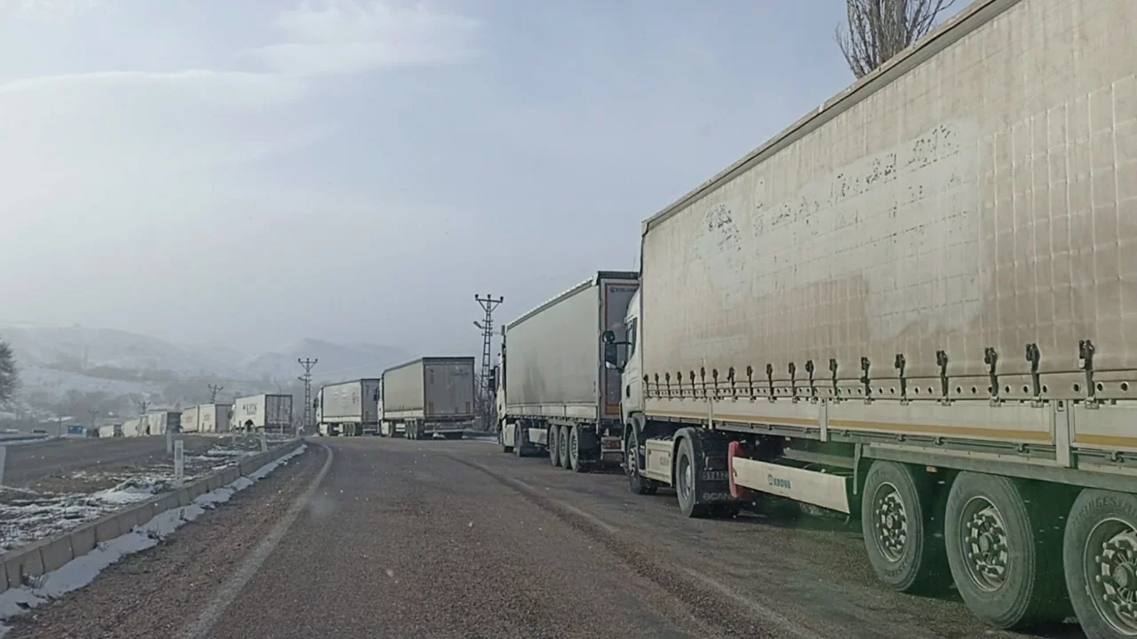 Sivas'ta tipi ulaşımı aksattı, kilometrelerce tır kuyrukları oluştu