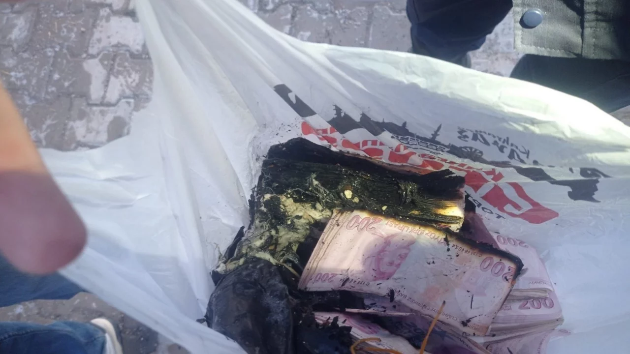 İtfaiye erleri alevlerin arasından Kur'an-ı Kerim'i kurtardı