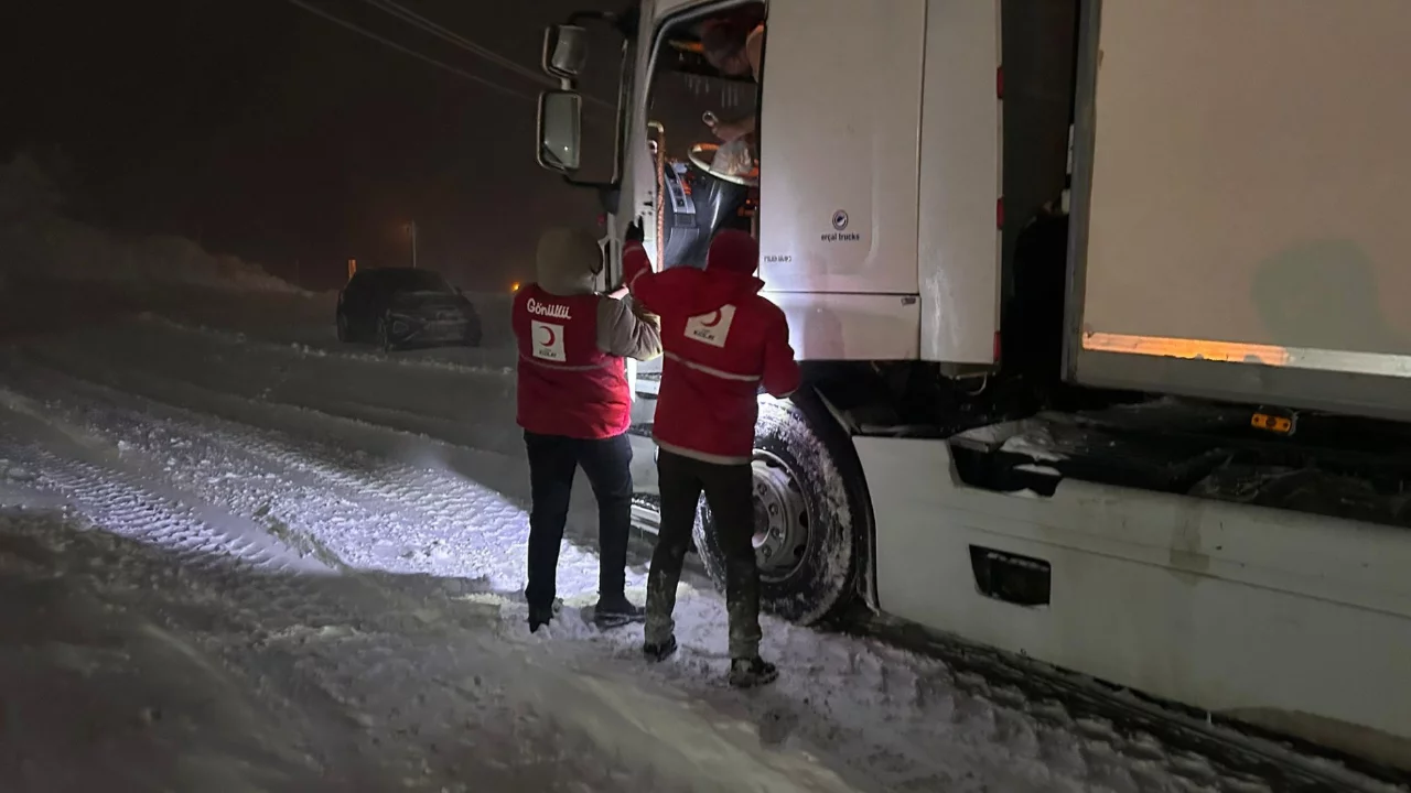 Kar nedeniyle yolda kalanlara Kızılay ve AFAD kumanya dağıttı
