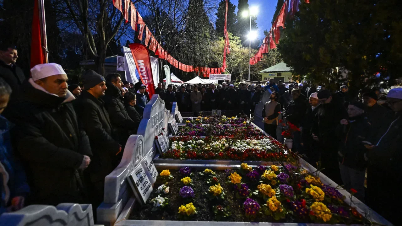 Necmettin Erbakan, vefatının 15. yıl dönümünde kabri başında anıldı 