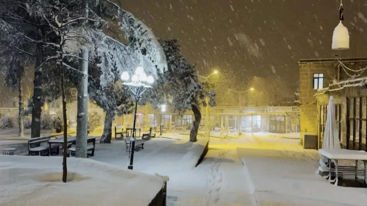 Aksaray'da kar başladı! Kent kısa sürede beyaz örtü ile kaplandı 