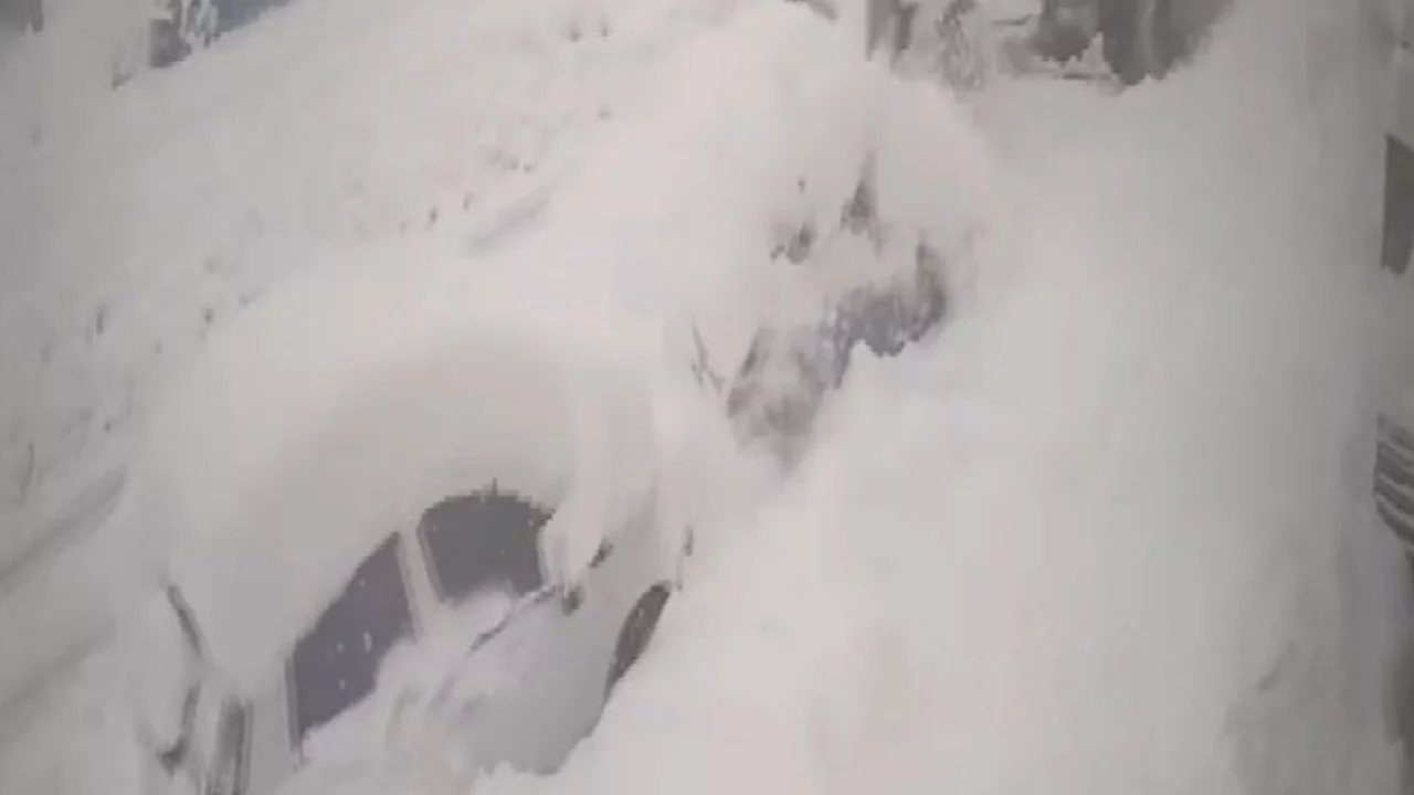 Yoldaki karı temizleyen iş makinası kardan kaybolan otomobile çarptı