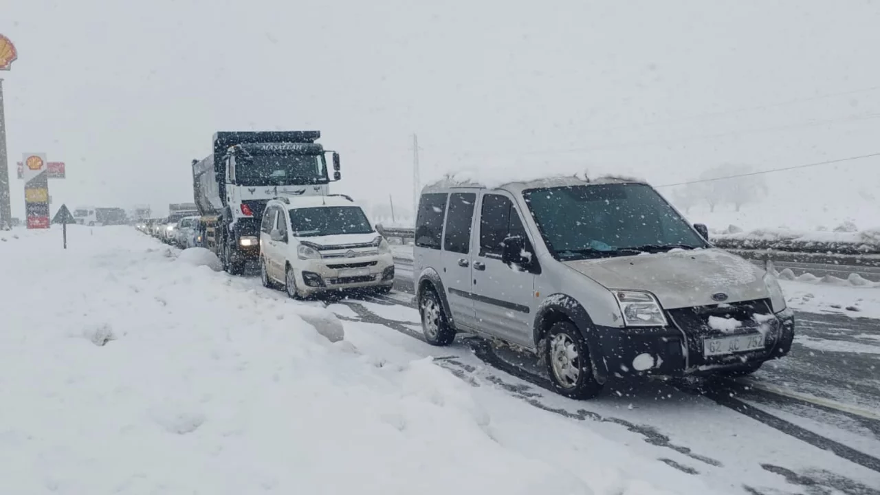 Kar ve tipi ulaşımı aksatıyor