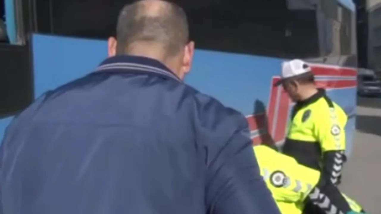 Trafik cezası yiyince hıncını gazetecilerden çıkardı