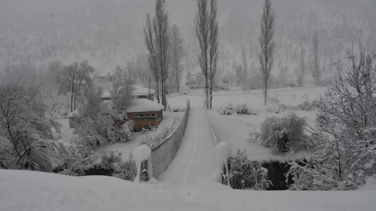 İki gündür aralıksız yağıyor! Köylere ulaşım durdu, ekipler gece gündüz çalışıyor 